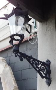 LAMP235 - Gusseiserne Laterne, 20. Jh., Maße cm B 40 x H 110 x T 80
